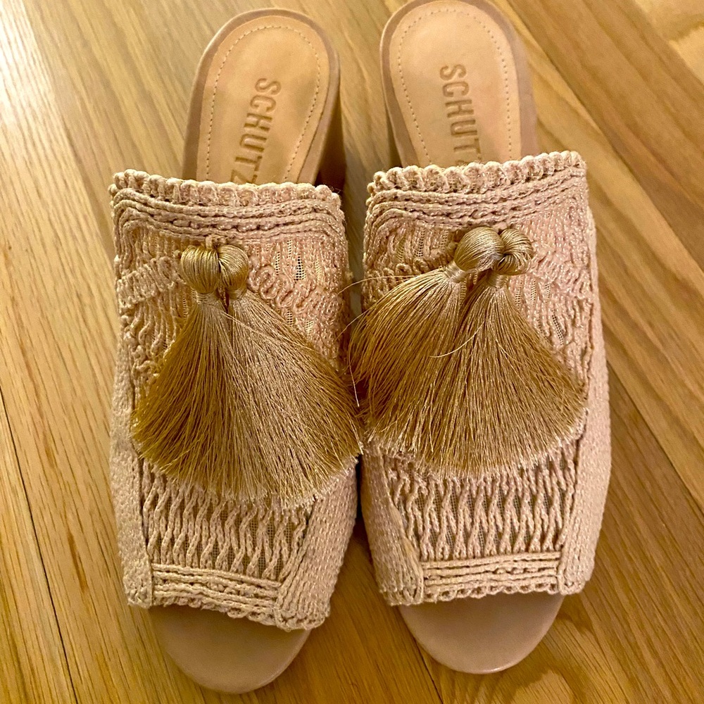 Schutz size 8 straw sandal with tassel block heel